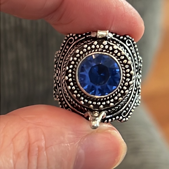 #458 Synthetic Blue Topaz Handcrafted Poison โ ๏ธ Ring ๐ Size 9 NWOT - Picture 10 of 15